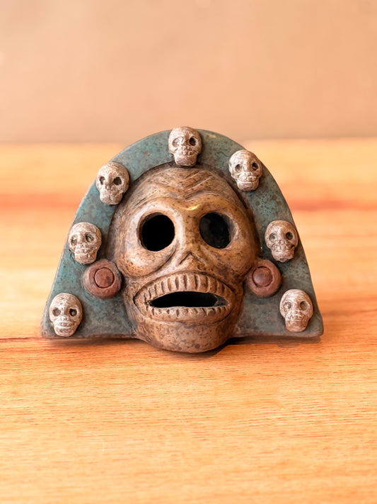 Cráneo pulido con cráneos