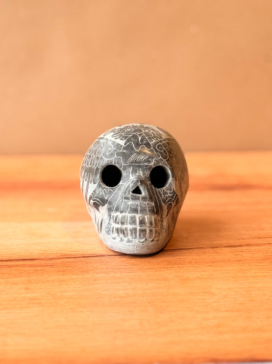 Cráneo de barro grabado con águila