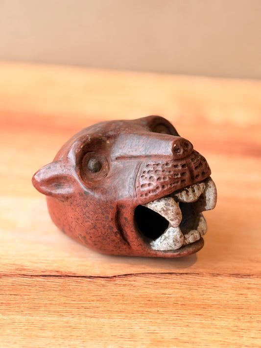Cabeza jaguar flauta roja