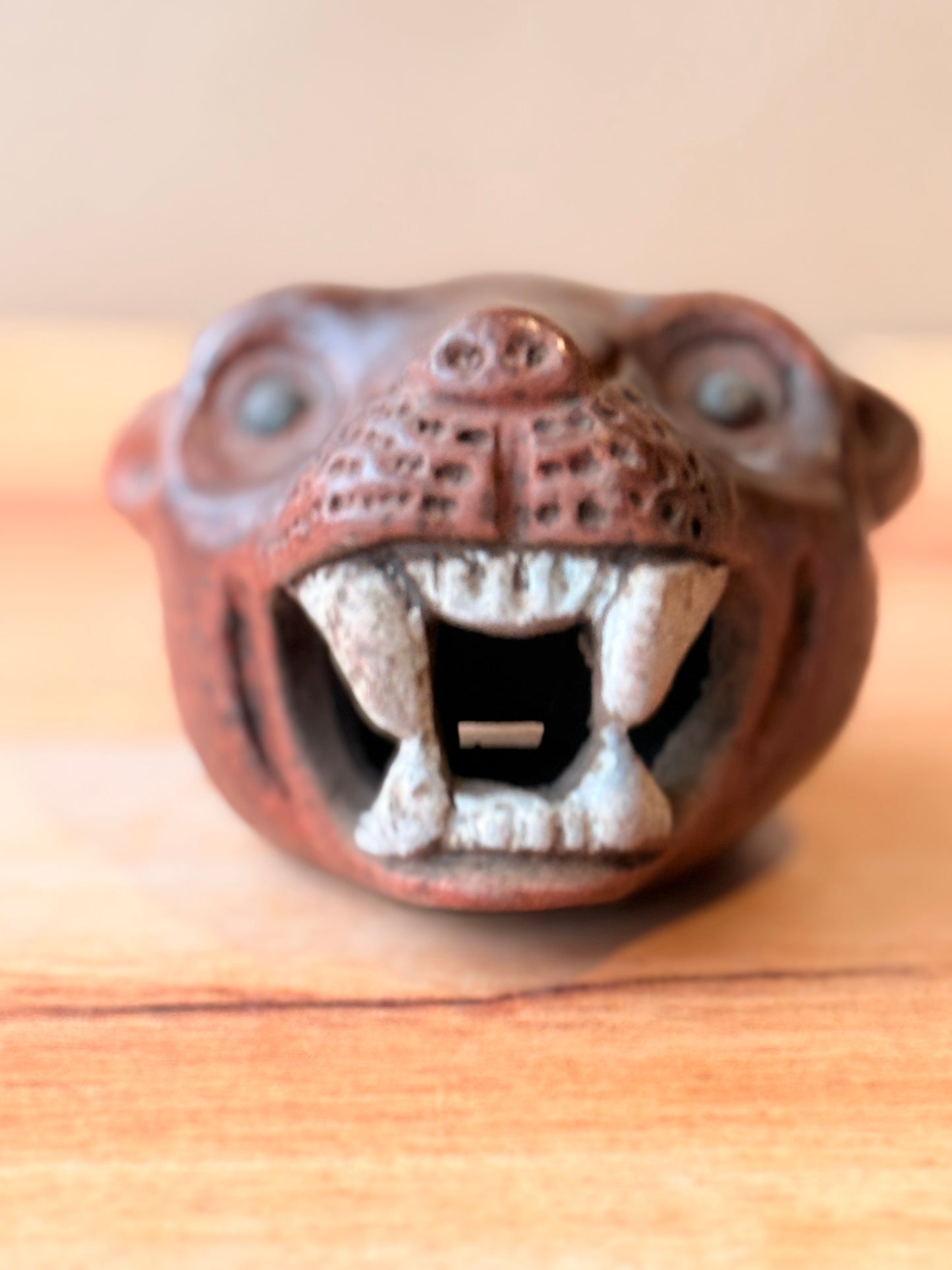 Cabeza jaguar flauta roja