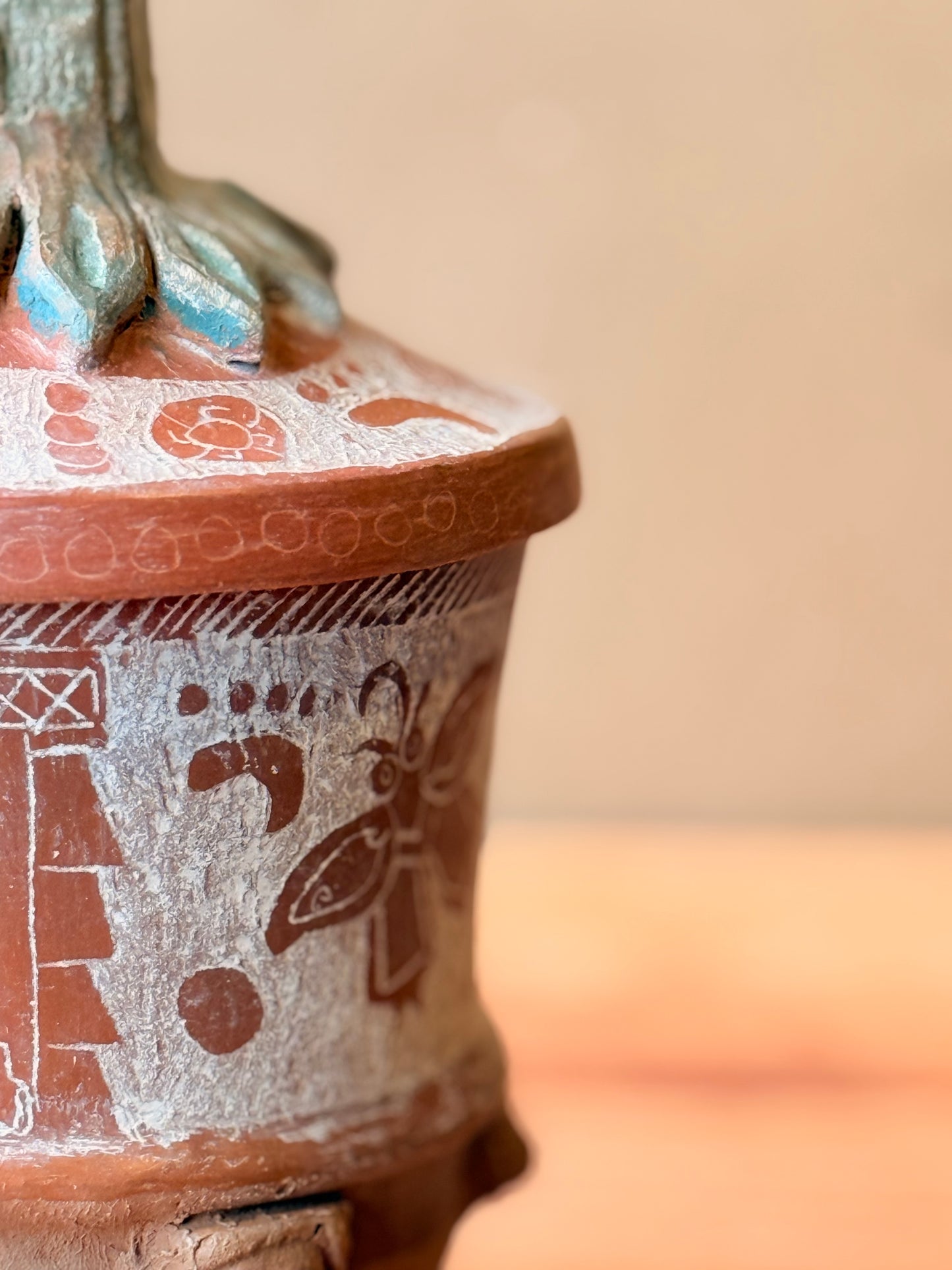 Vasija grande grabada trípode con tapa quetzalcoatl