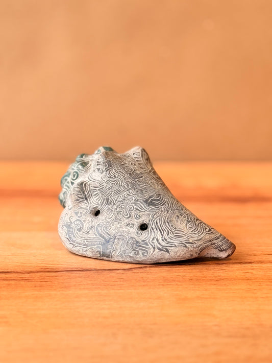 Caracol marino de barro grabado