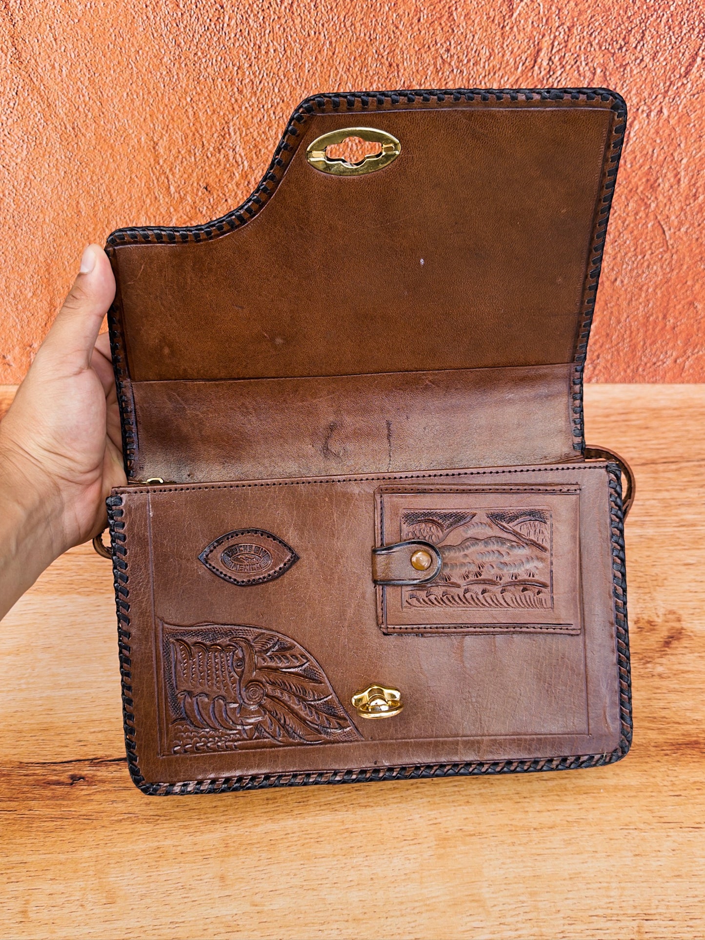 bolso de piel cincelada