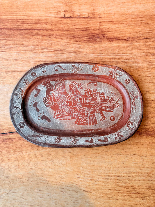 Plato extendido de barro grabado