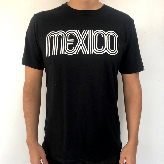 playera México 68 negra con estampado blanco