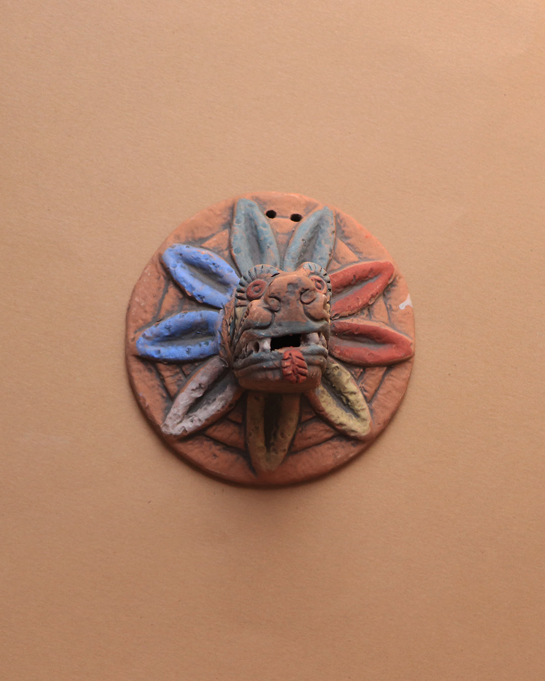 Cabeza Quetzalcoatl de barro rústico mini