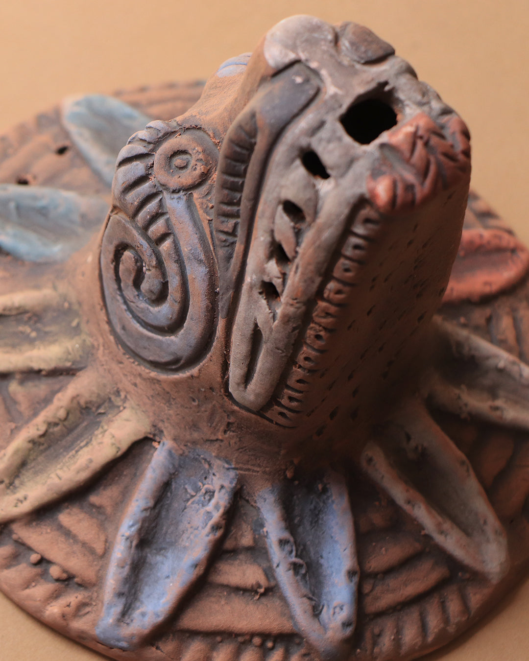 Cabeza Quetzalcoatl de barro rústico mini