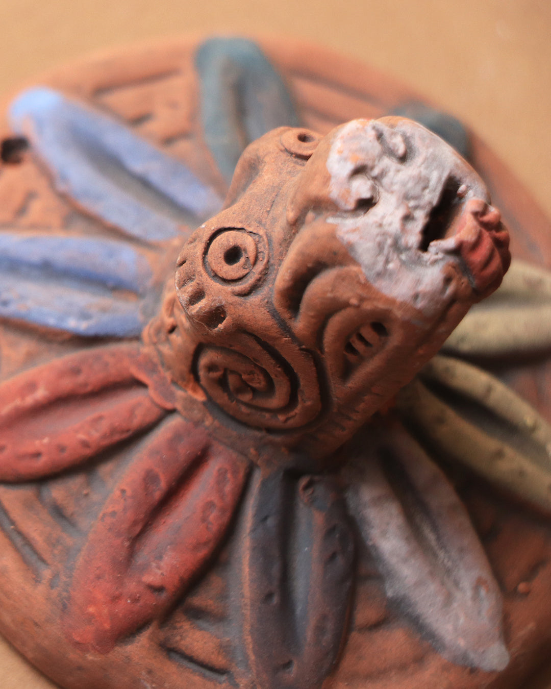Cabeza Quetzalcoatl de barro rústico micro