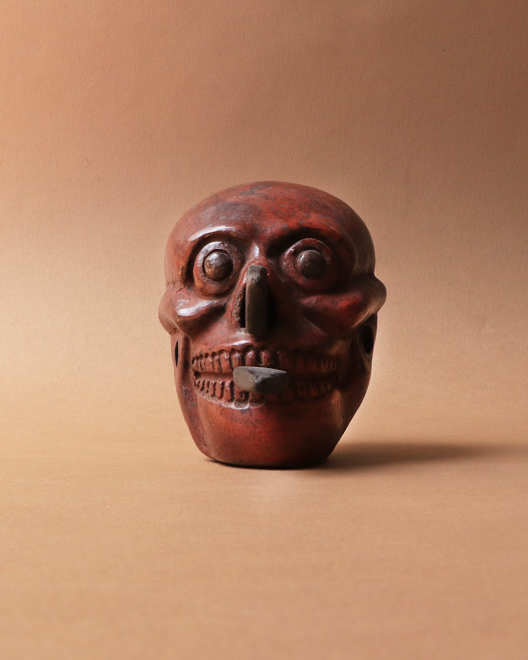 Craneo azteca con cuchillos rojo