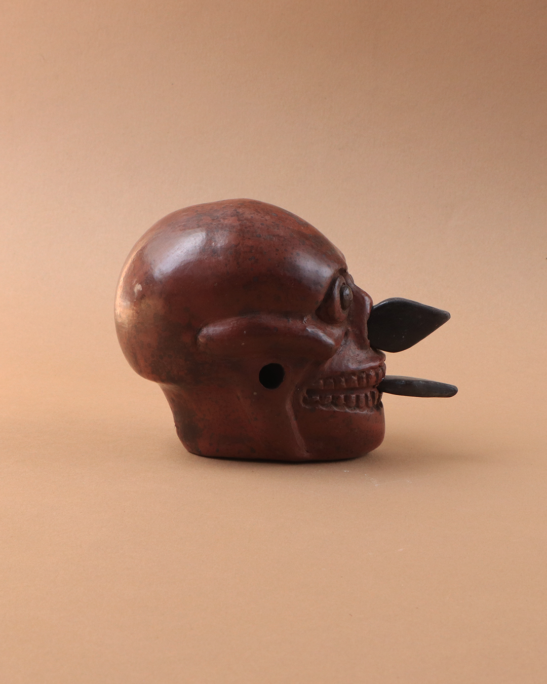 Craneo azteca con cuchillos rojo