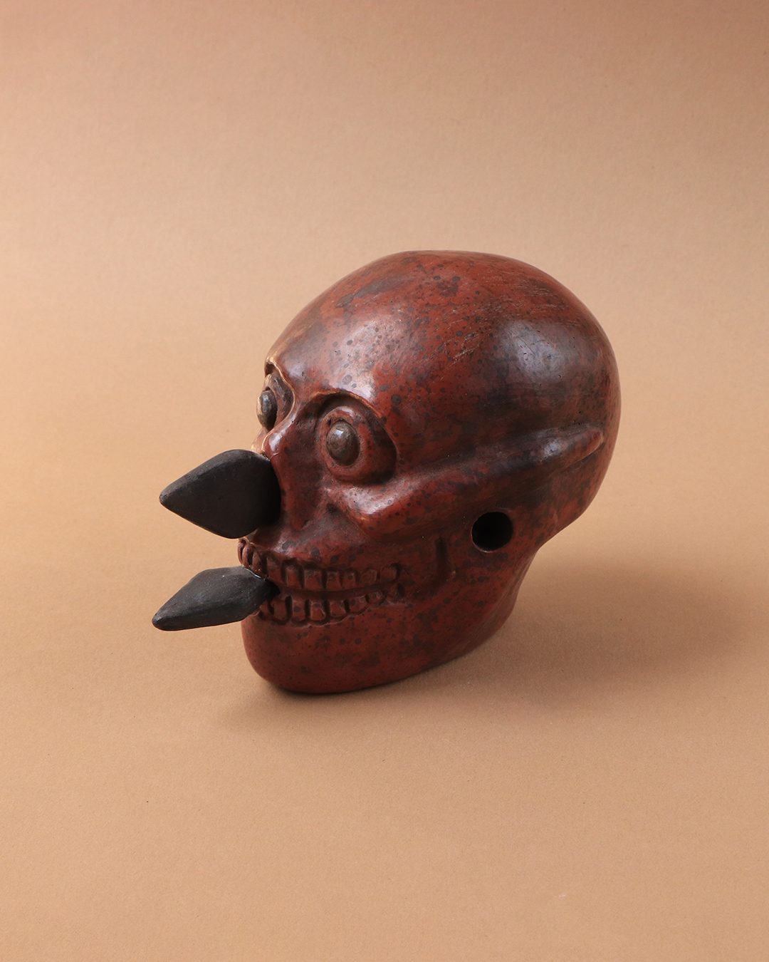 Craneo azteca con cuchillos rojo
