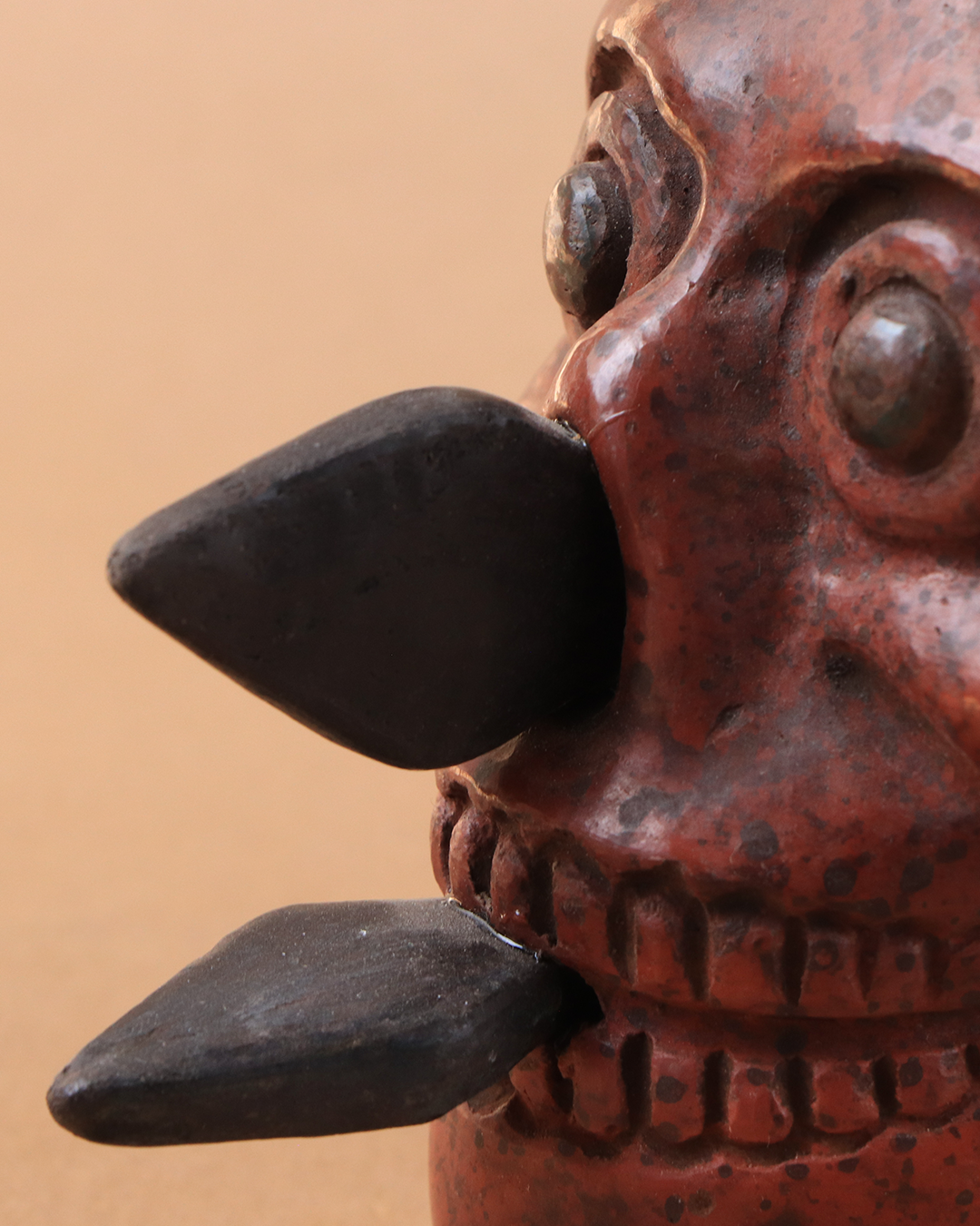 Craneo azteca con cuchillos rojo
