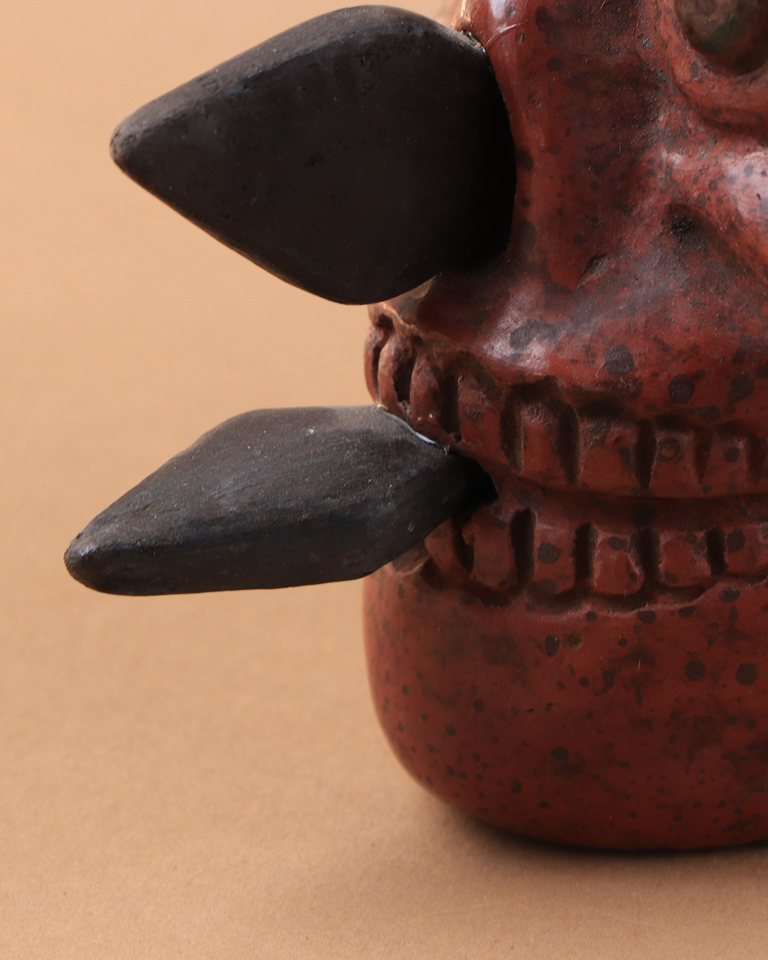 Craneo azteca con cuchillos rojo