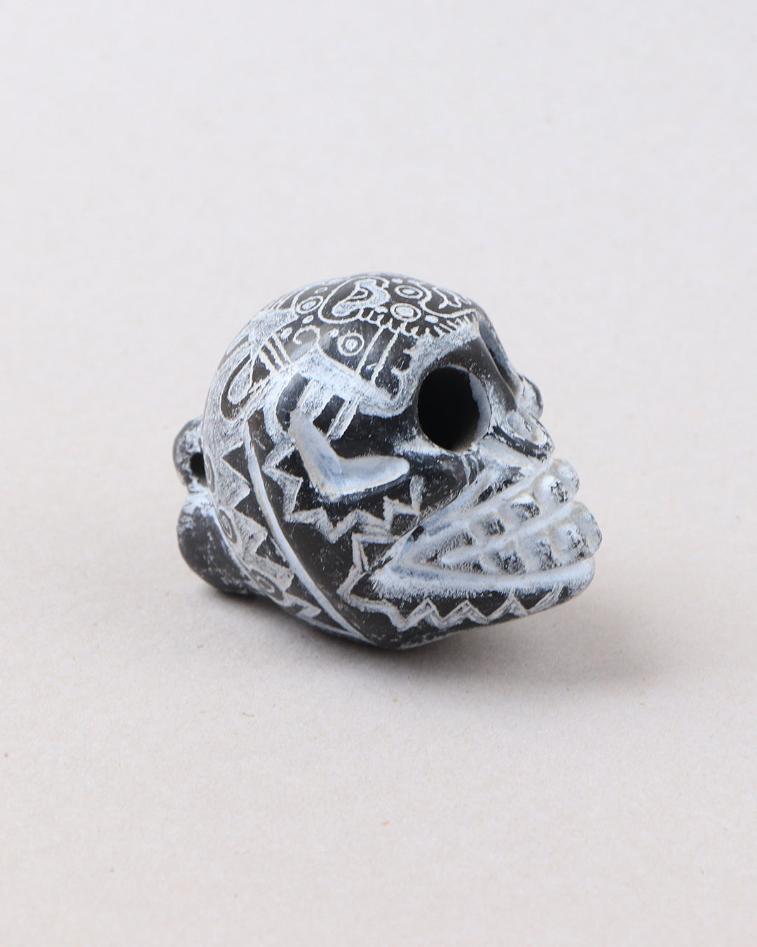 Cráneo mini de barro fino grabado 1