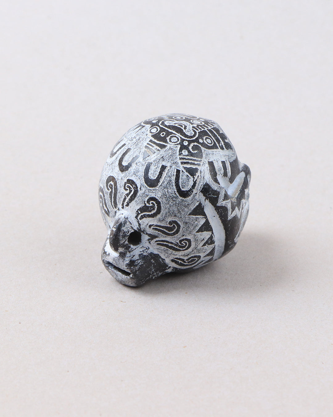 Cráneo mini de barro fino grabado 1