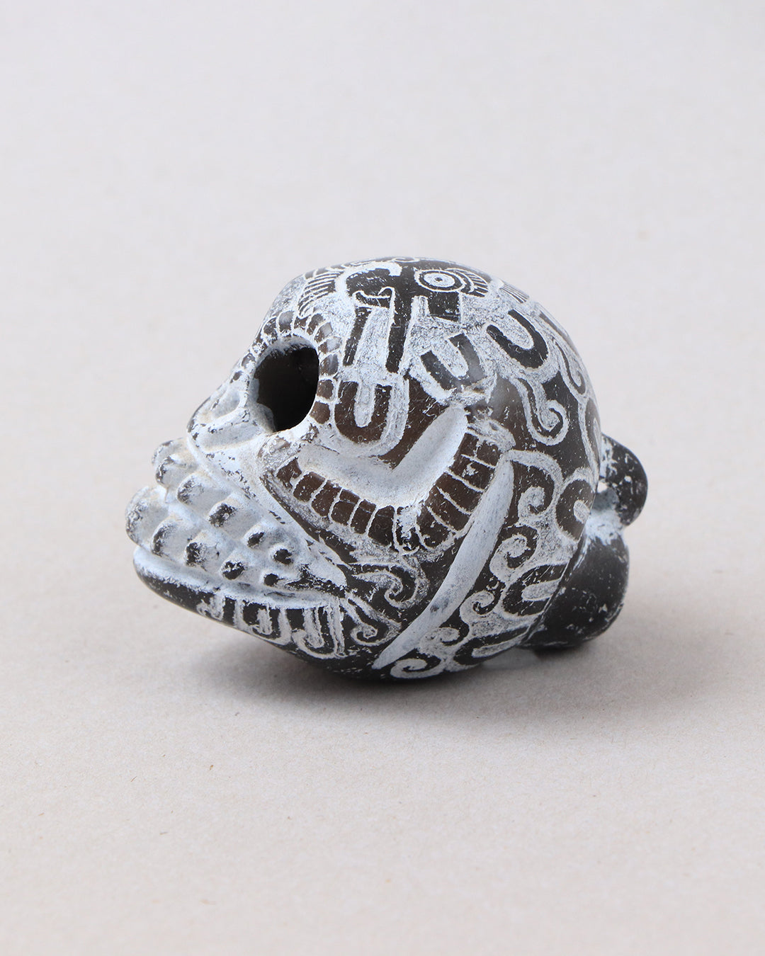 Cráneo mini de barro fino grabado 2