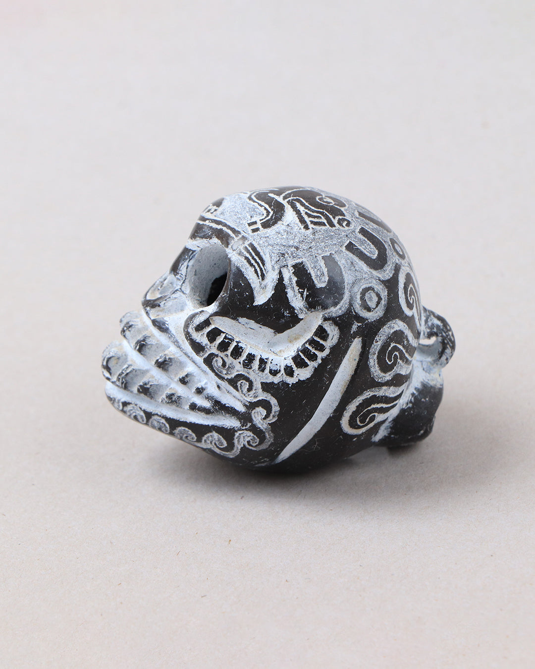 Cráneo mini de barro fino grabado 3