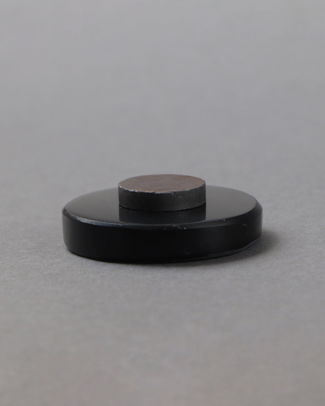 Imanes de obsidiana grabados