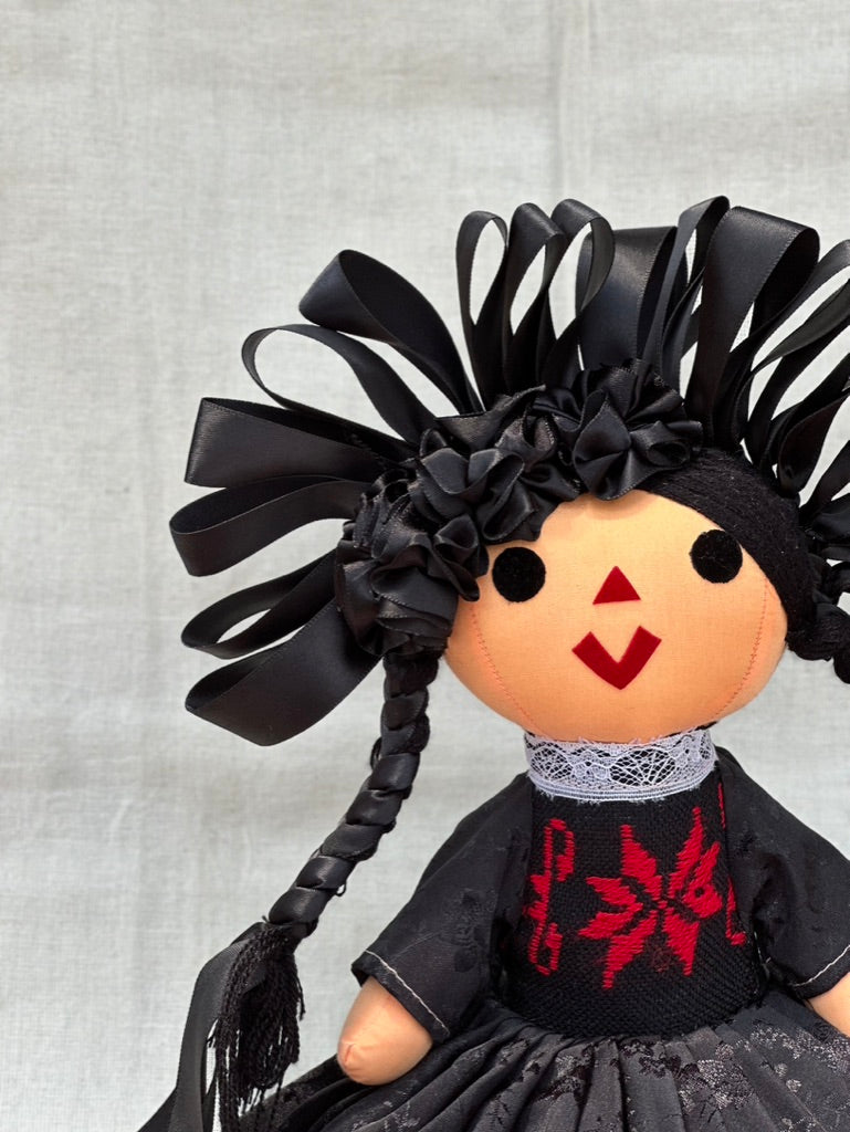 Muñeca Lele negro con rojo