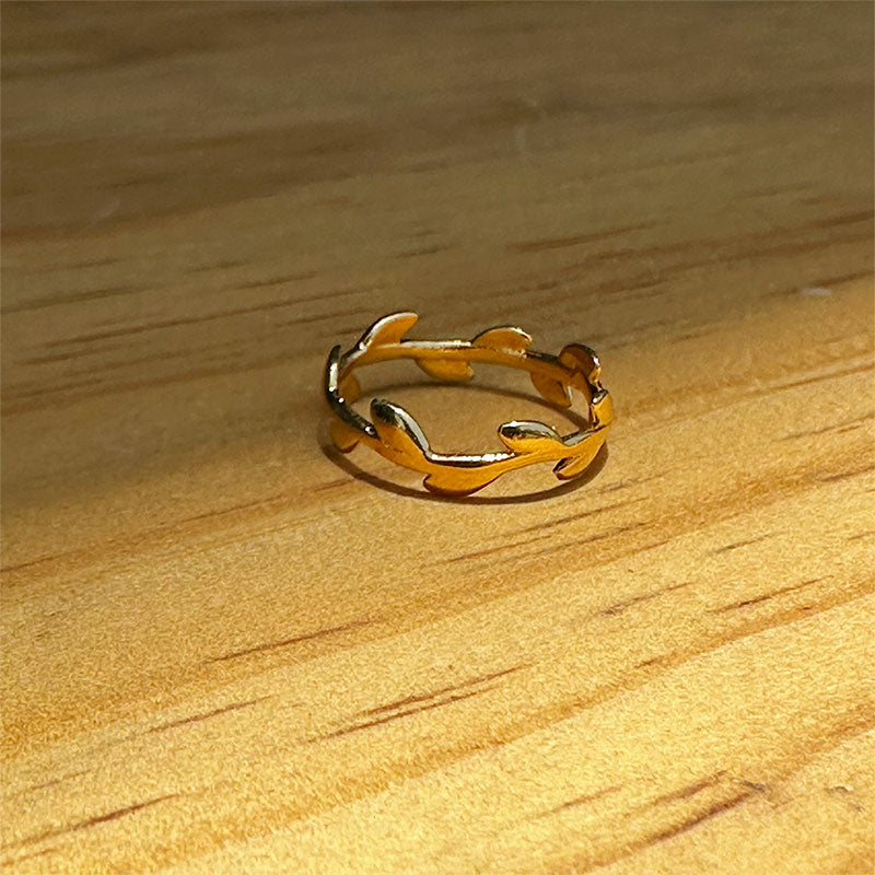 anillo hojas dorado