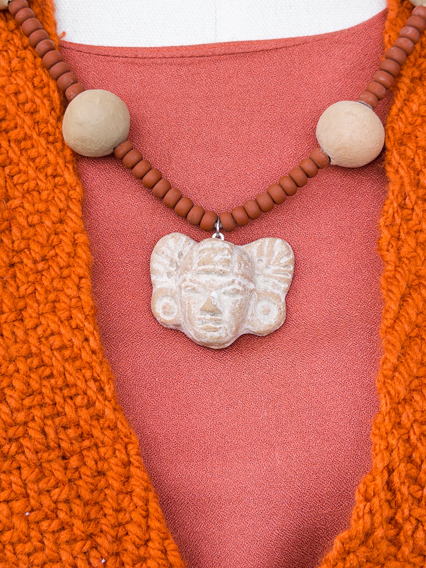 collar cuentas de barro con idolo
