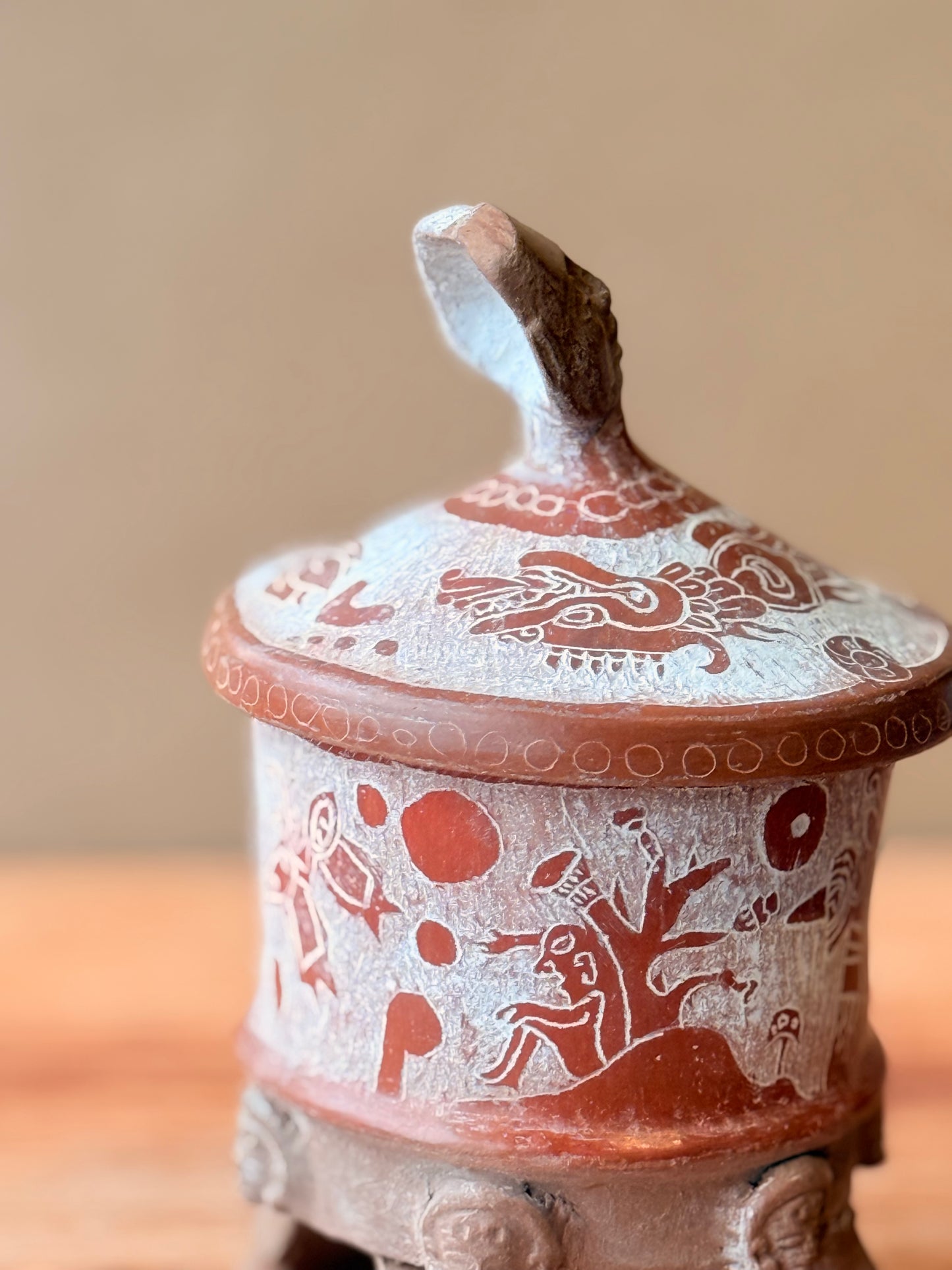 Vasija grabada trípode con tapa y mascara teotihuacana