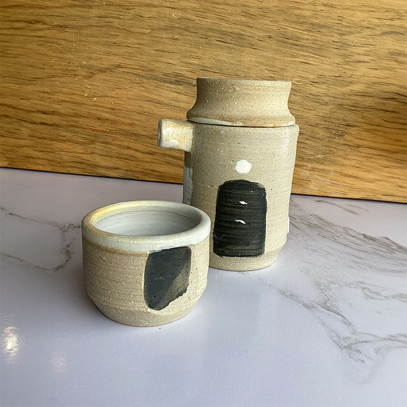 jarra japonesa con vasito de té