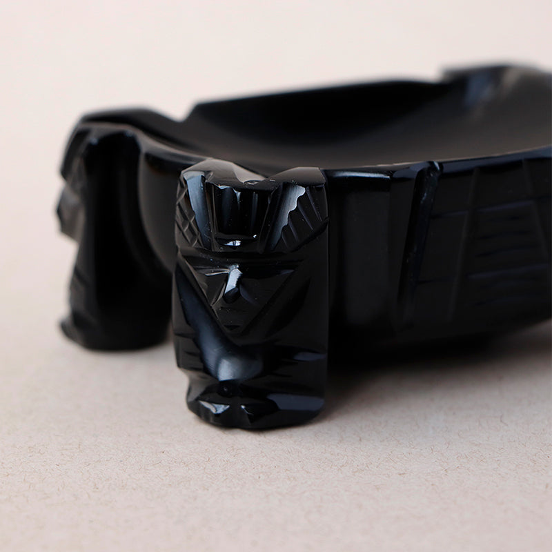 cenicero de obsidiana con ídolos