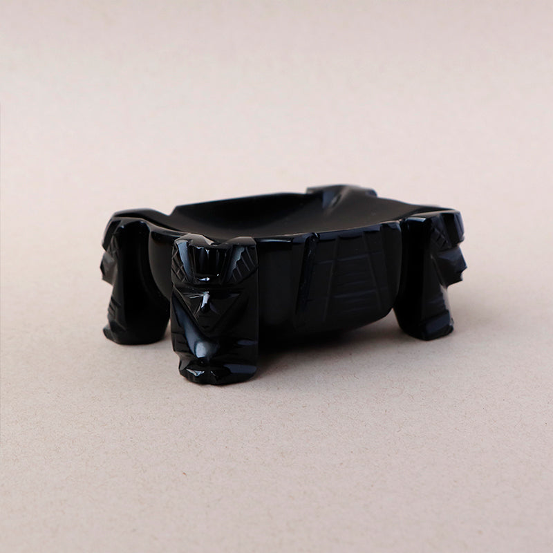cenicero de obsidiana con ídolos