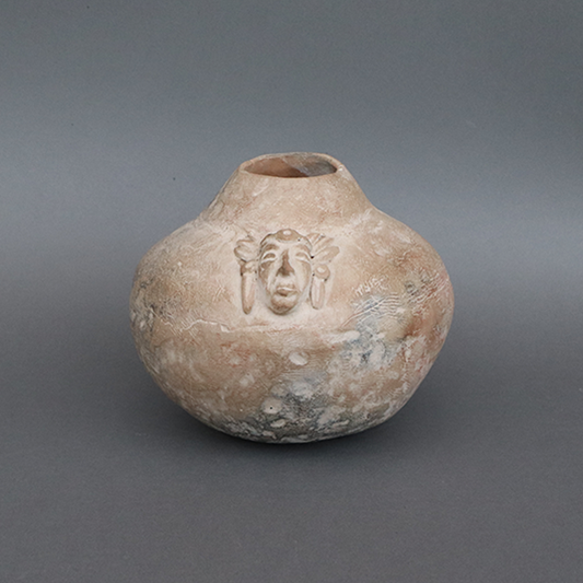 Vasija de barro grande idolito 1