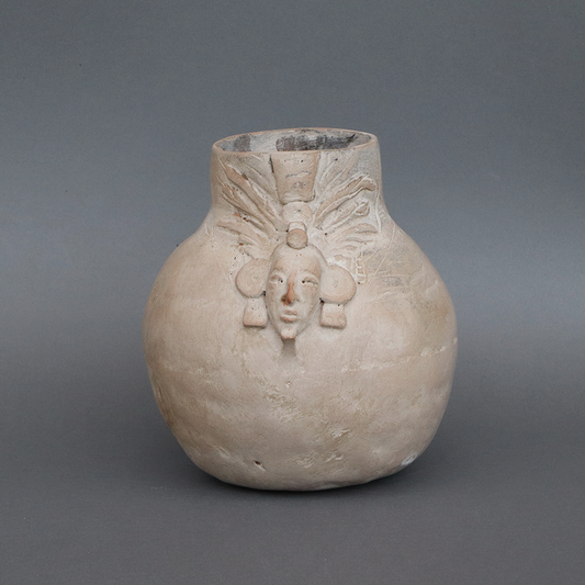 Vasija de barro grande idolito 2