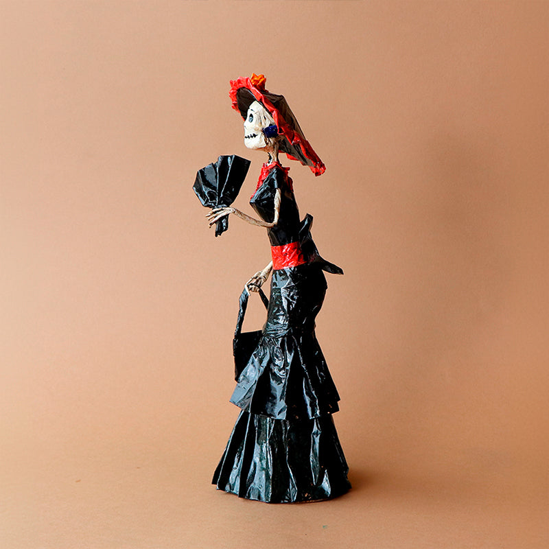 catrina con abanico negro