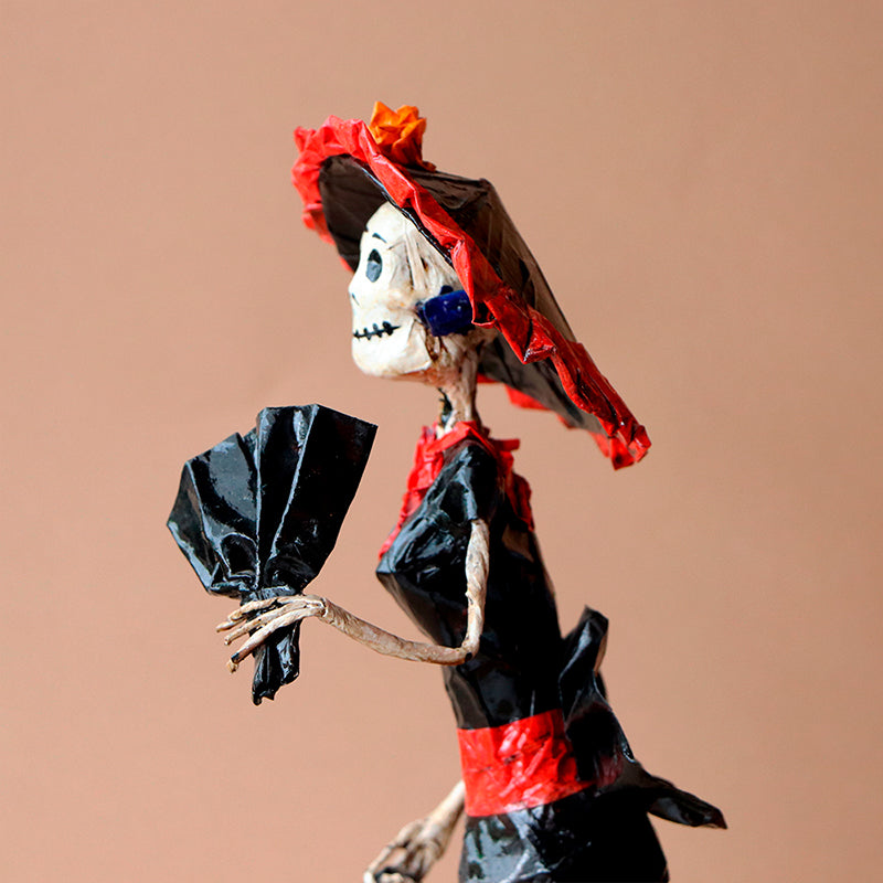catrina con abanico negro