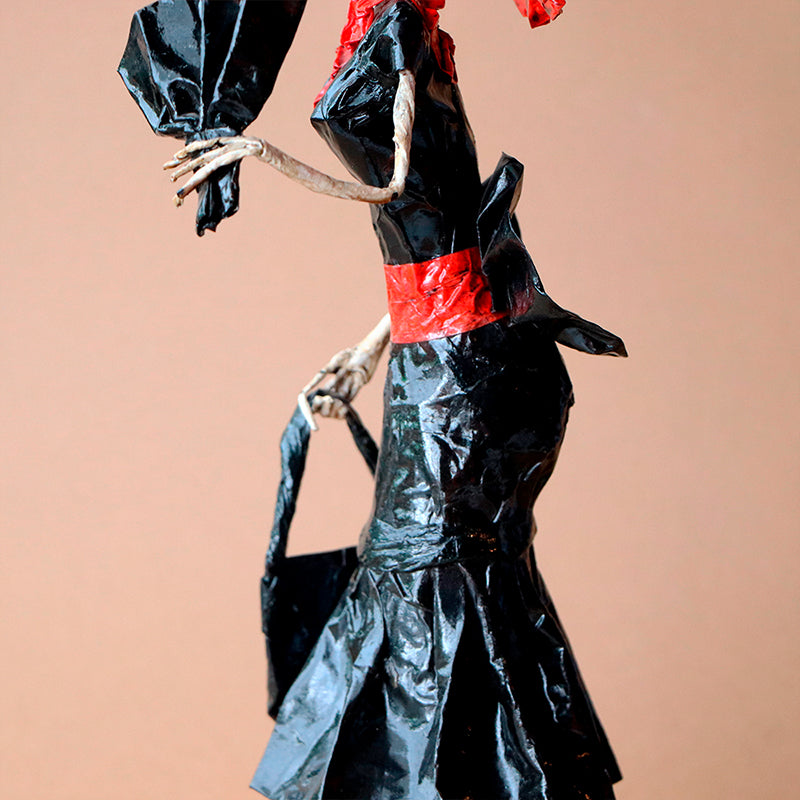 catrina con abanico negro