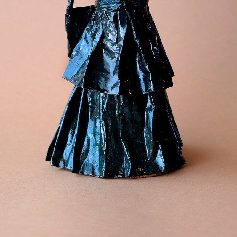 catrina con abanico negro