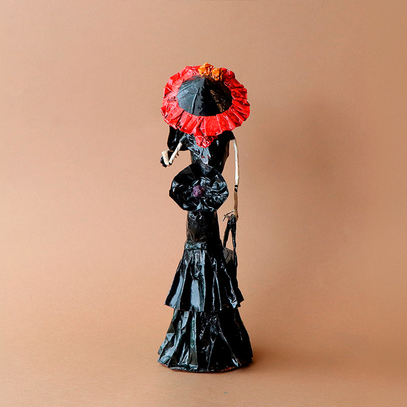 catrina con abanico negro