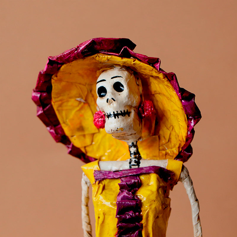 catrina con sombrero amarillo
