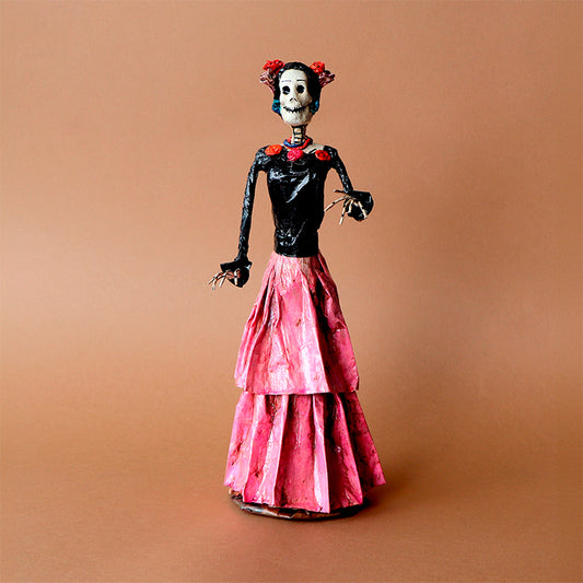 catrina con vestido negro y rosa