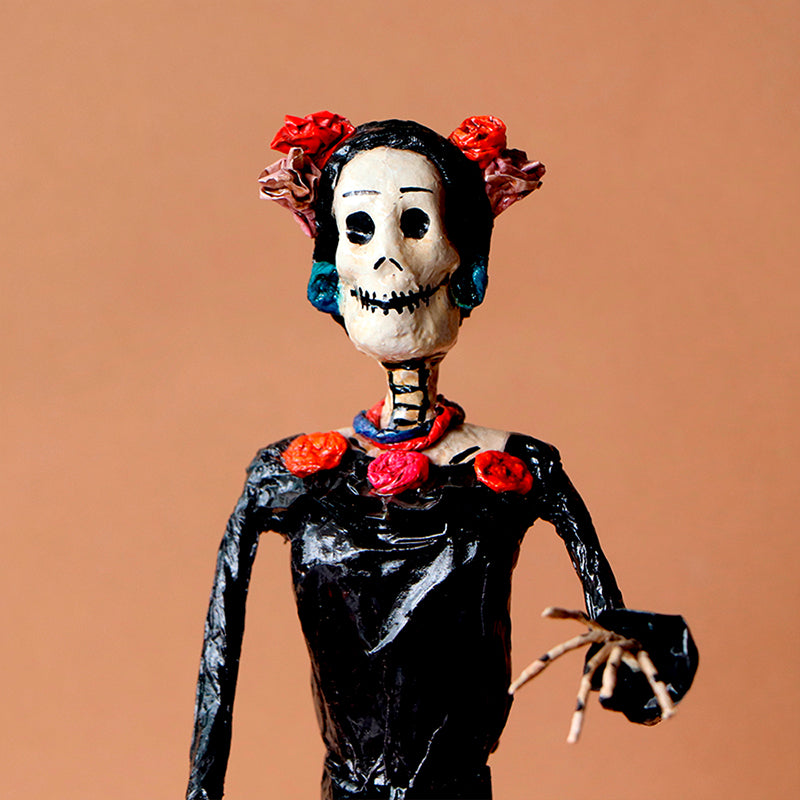 catrina con vestido negro y rosa