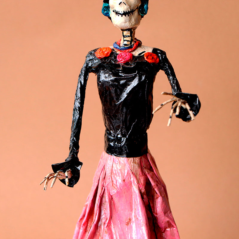catrina con vestido negro y rosa