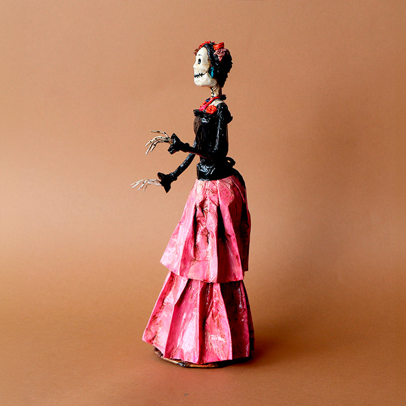 catrina con vestido negro y rosa