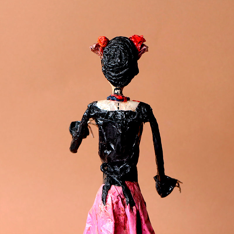 catrina con vestido negro y rosa