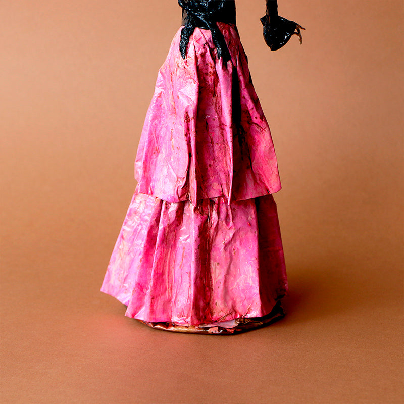 catrina con vestido negro y rosa