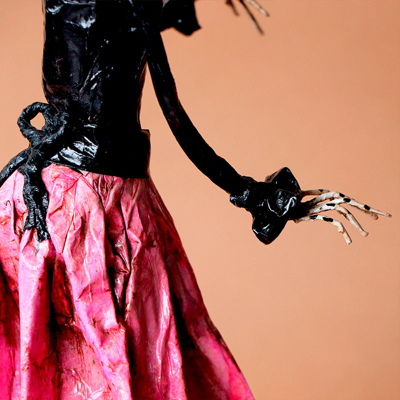 catrina con vestido negro y rosa