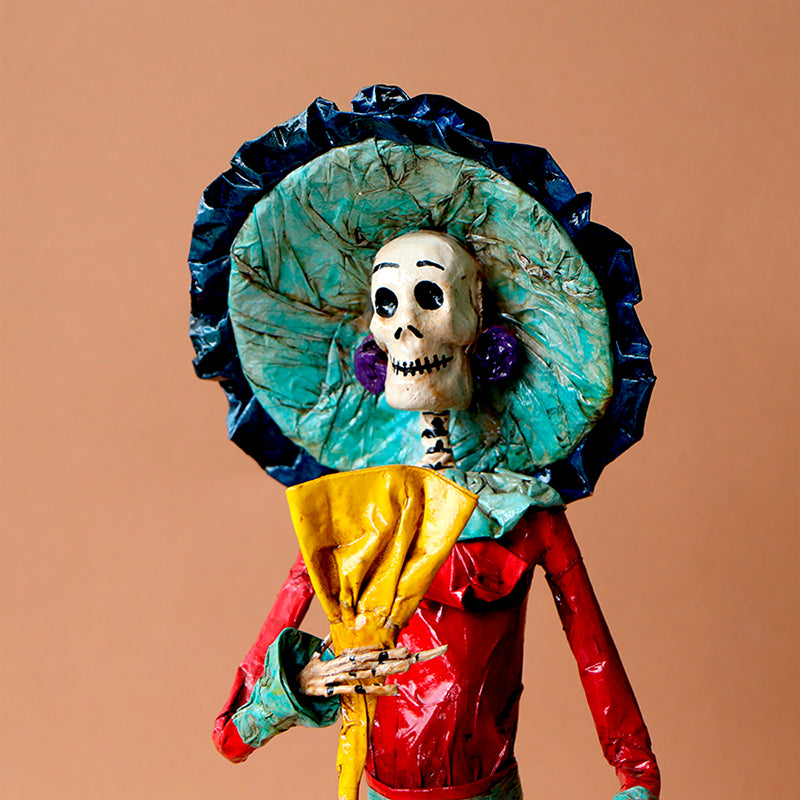catrina con abanico amarillo
