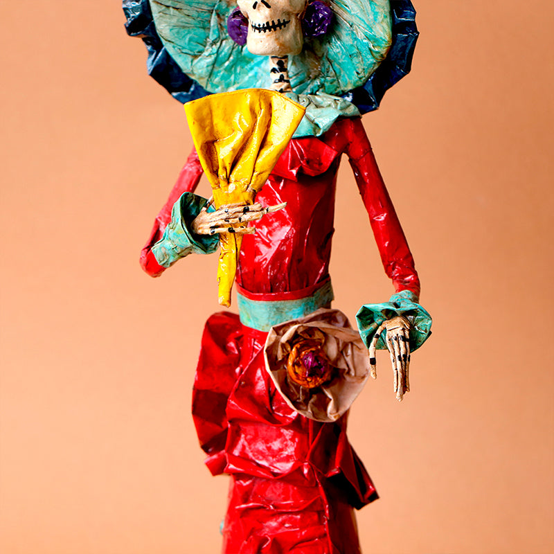catrina con abanico amarillo