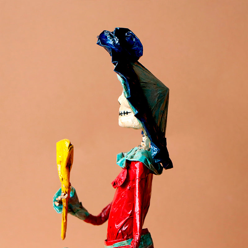 catrina con abanico amarillo