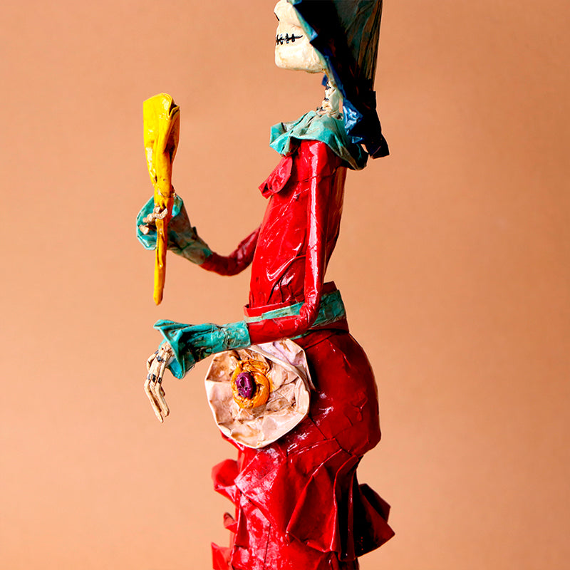 catrina con abanico amarillo