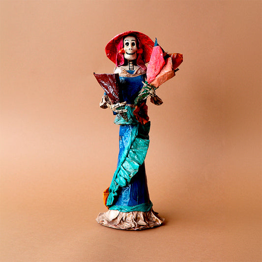 catrina con tres ramos de flores