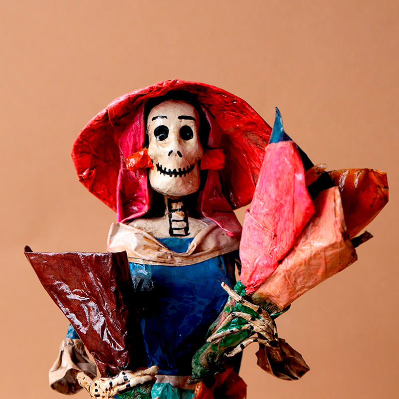 catrina con tres ramos de flores